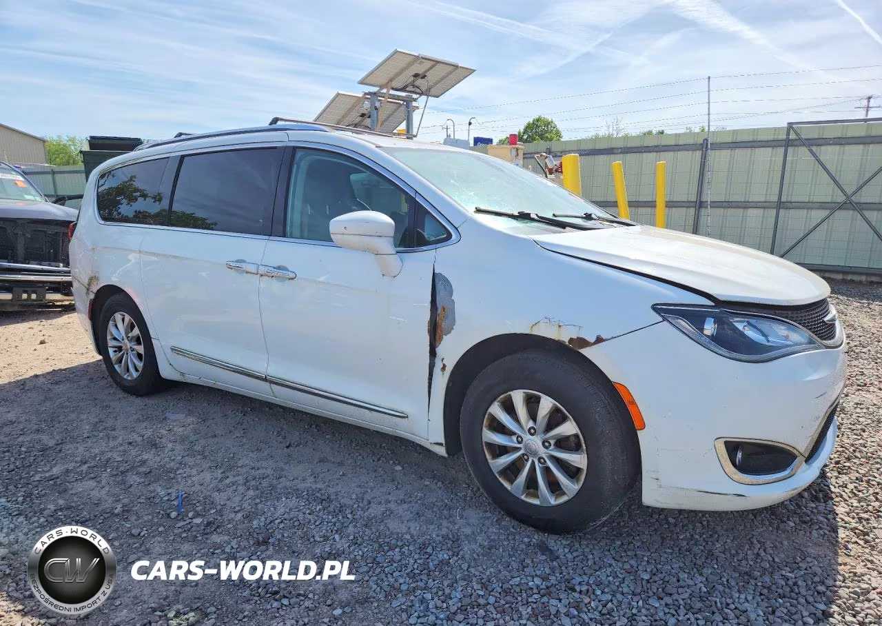 2018 Chrysler Pacifica Touring L VIN:2C4RC1BG5JR119765 - 4