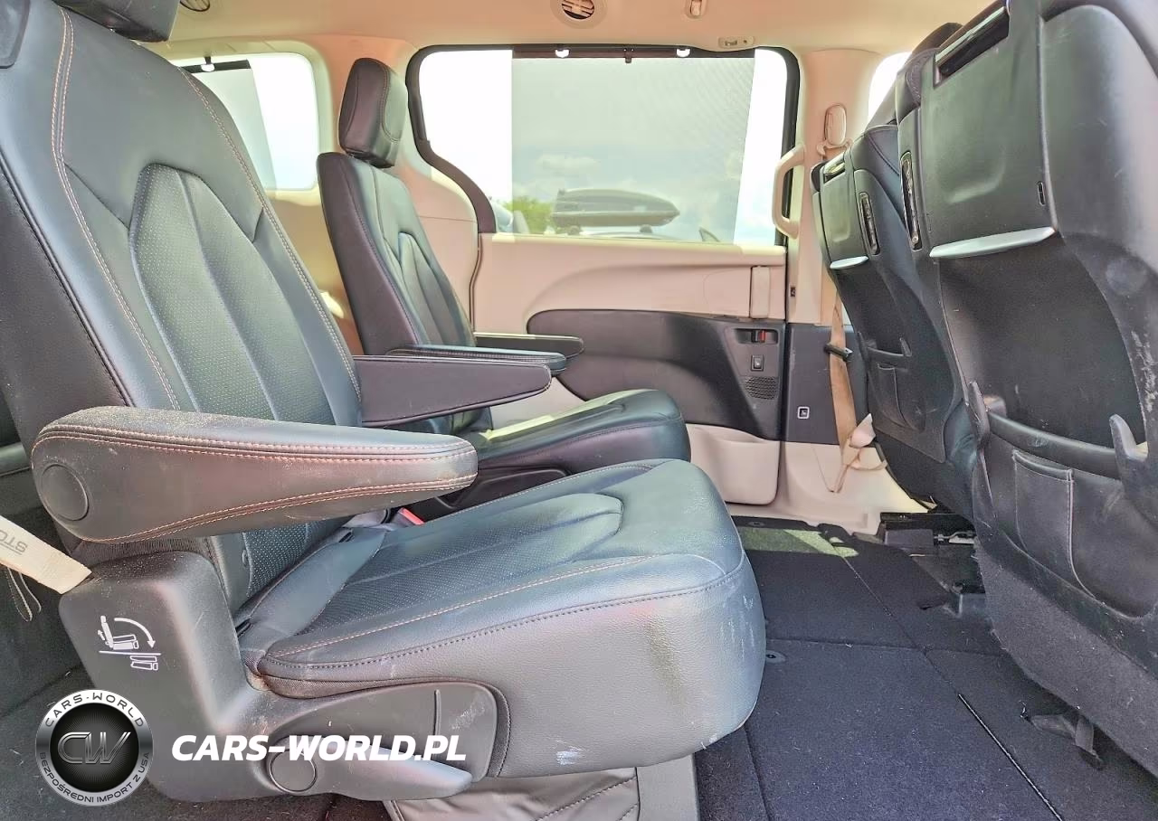 2018 Chrysler Pacifica Touring L Plus VIN:2C4RC1EG8JR194360 - 11