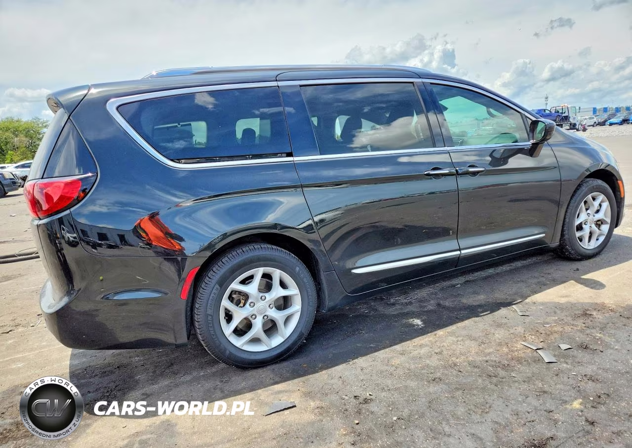 2018 Chrysler Pacifica Touring L Plus VIN:2C4RC1EG8JR194360 - 3