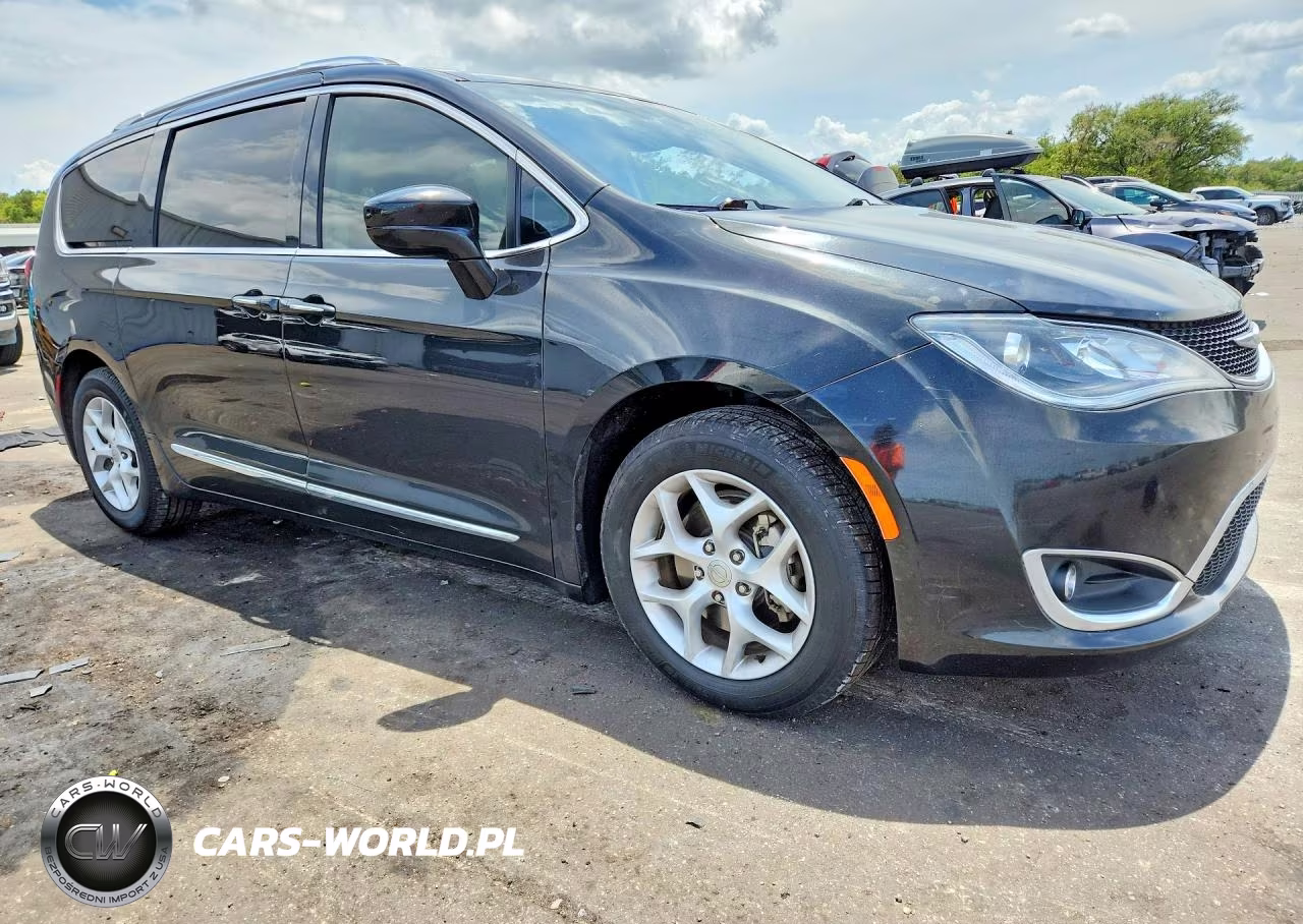2018 Chrysler Pacifica Touring L Plus VIN:2C4RC1EG8JR194360 - 4