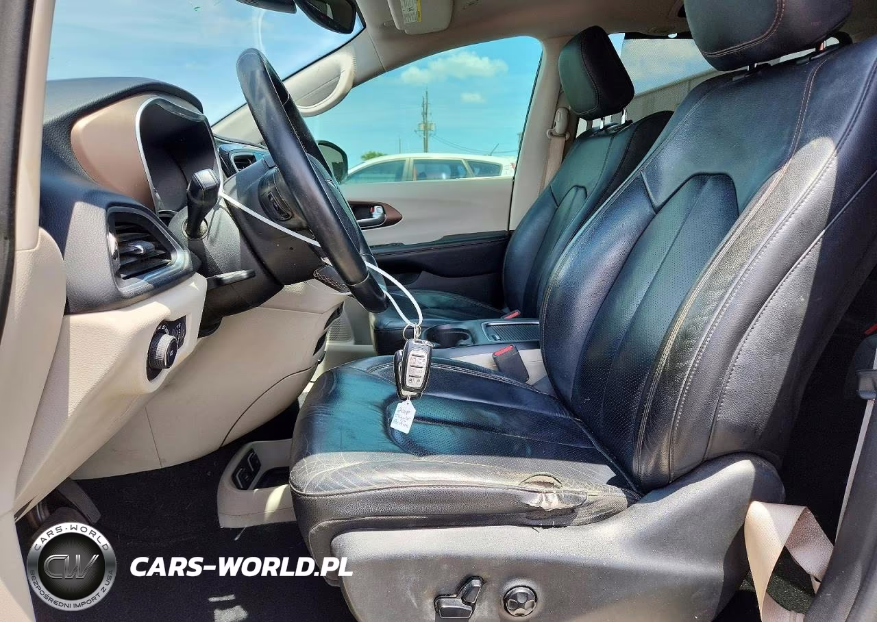 2018 Chrysler Pacifica Touring L Plus VIN:2C4RC1EG8JR194360 - 7