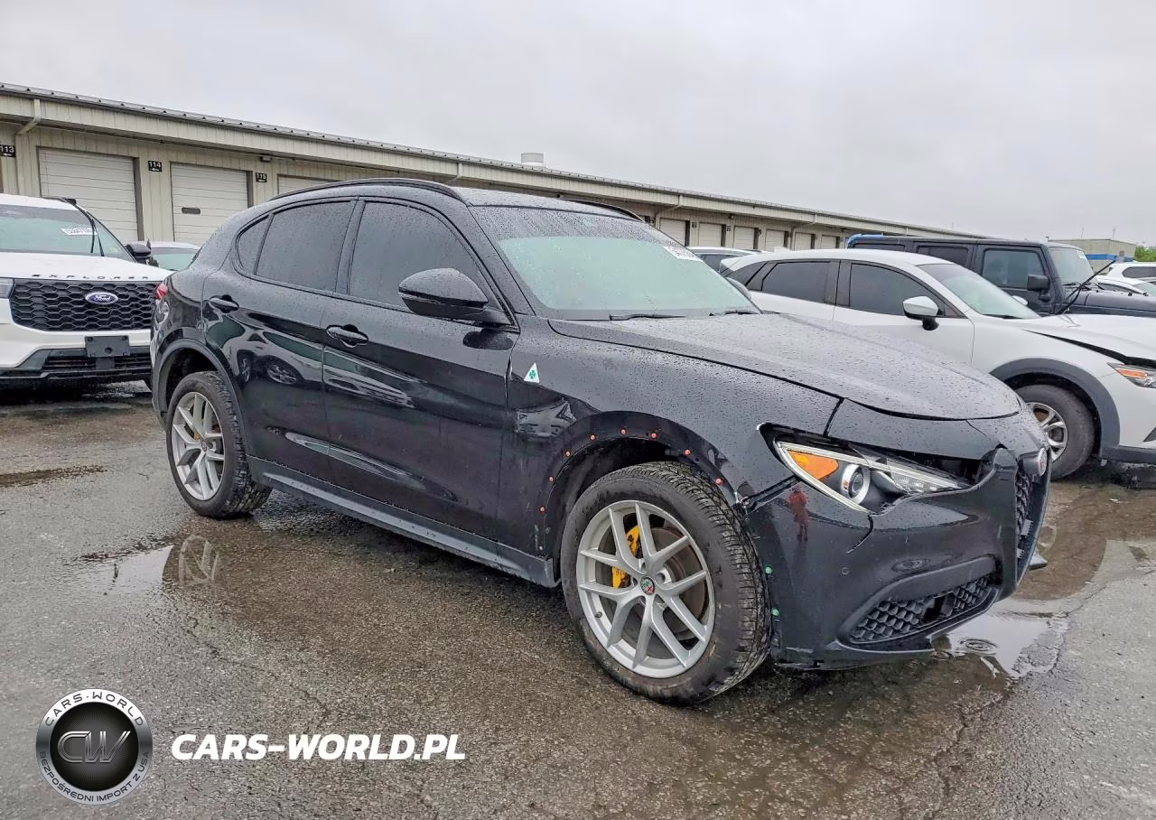 2018 Alfa Romeo Stelvio Ti Sport VIN:ZASFAKNN6J7B99370 - 4