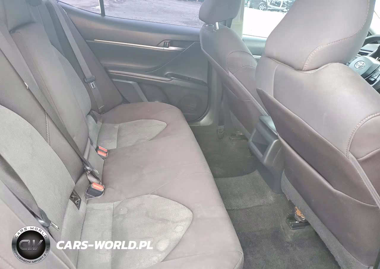 2018 Toyota Camry Le VIN:4T1B11HK0JU606132 - 10