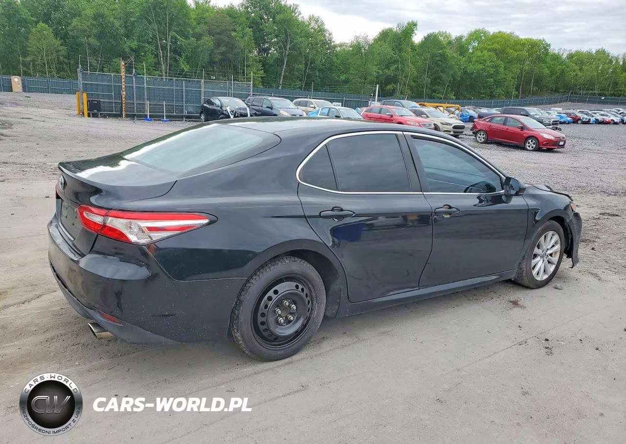 2018 Toyota Camry Le VIN:4T1B11HK0JU606132 - 3