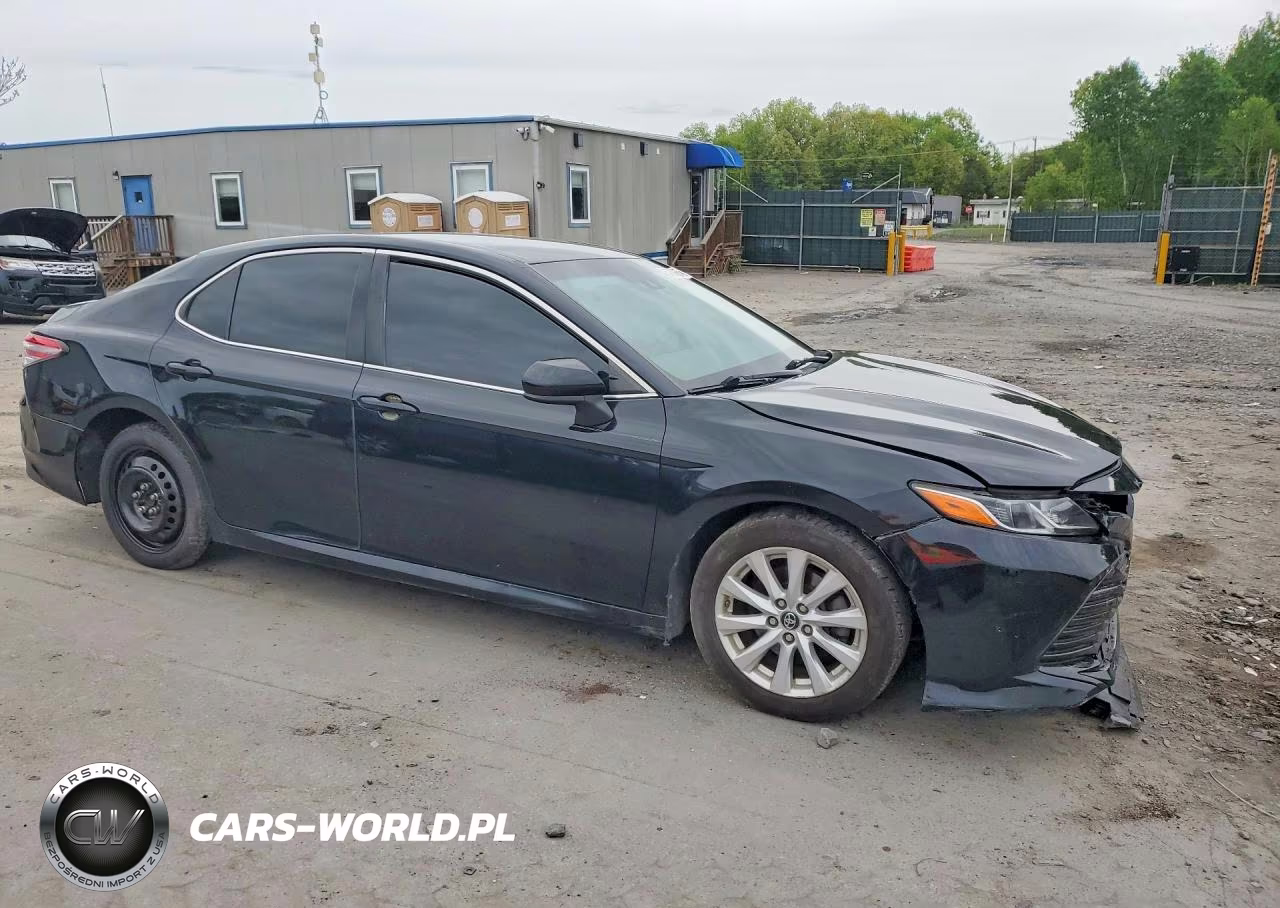 2018 Toyota Camry Le VIN:4T1B11HK0JU606132 - 4