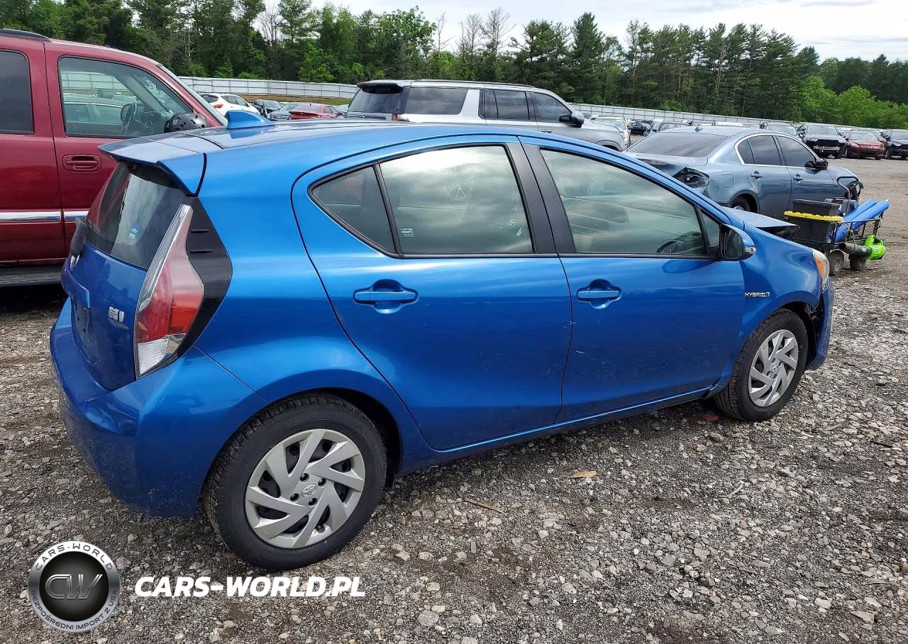 2015 Toyota Prius C Three VIN:JTDKDTB32F1580179 - 3