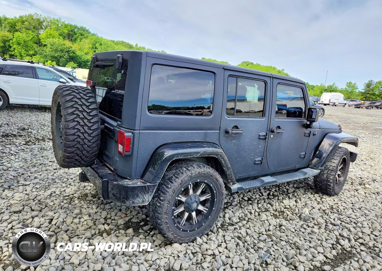 2013 Jeep Wrangler Unlimited Sahara VIN:1C4HJWEG1DL614360 - 3