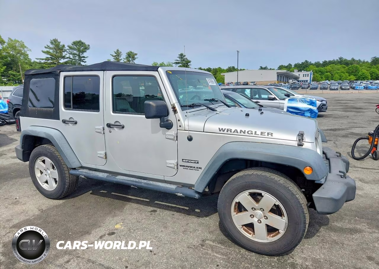 2010 Jeep Wrangler Unlimited Sport VIN:1J4HA3H14AL224672 - 4