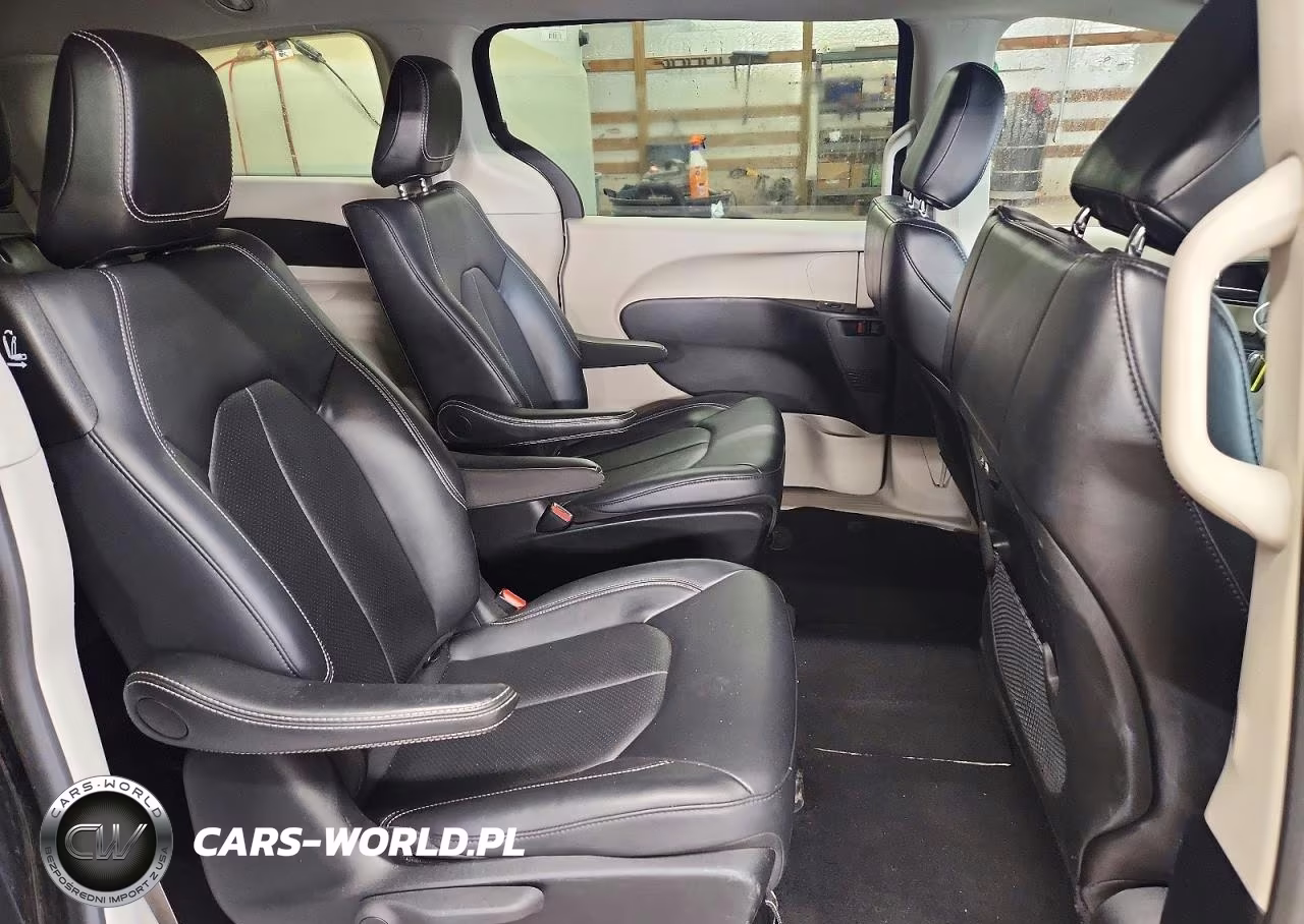 2024 Chrysler Pacifica Hybrid Select VIN:2C4RC1S74RR174526 - 11