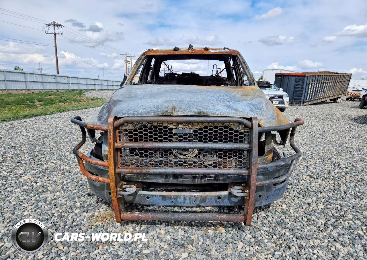 2018 Ram 3500 Laramie VIN:3C63RRJL3JG305822 - 5