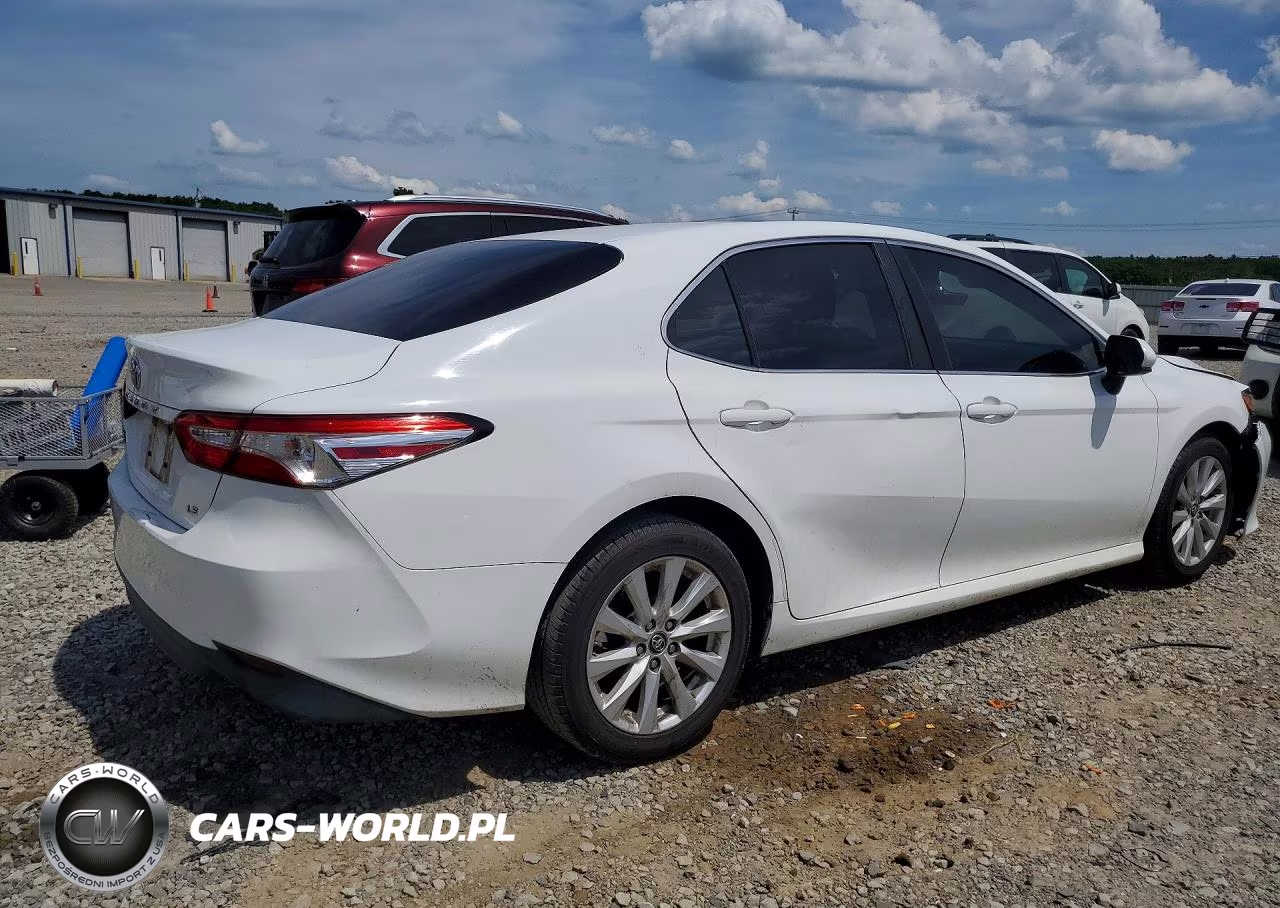 2018 Toyota Camry Le VIN:4T1B11HK6JU581429 - 3