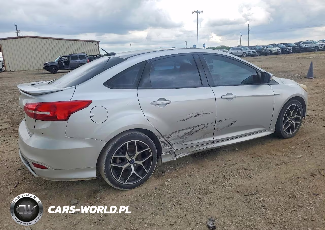 2016 Ford Focus Se VIN:1FADP3F27GL395221 - 3