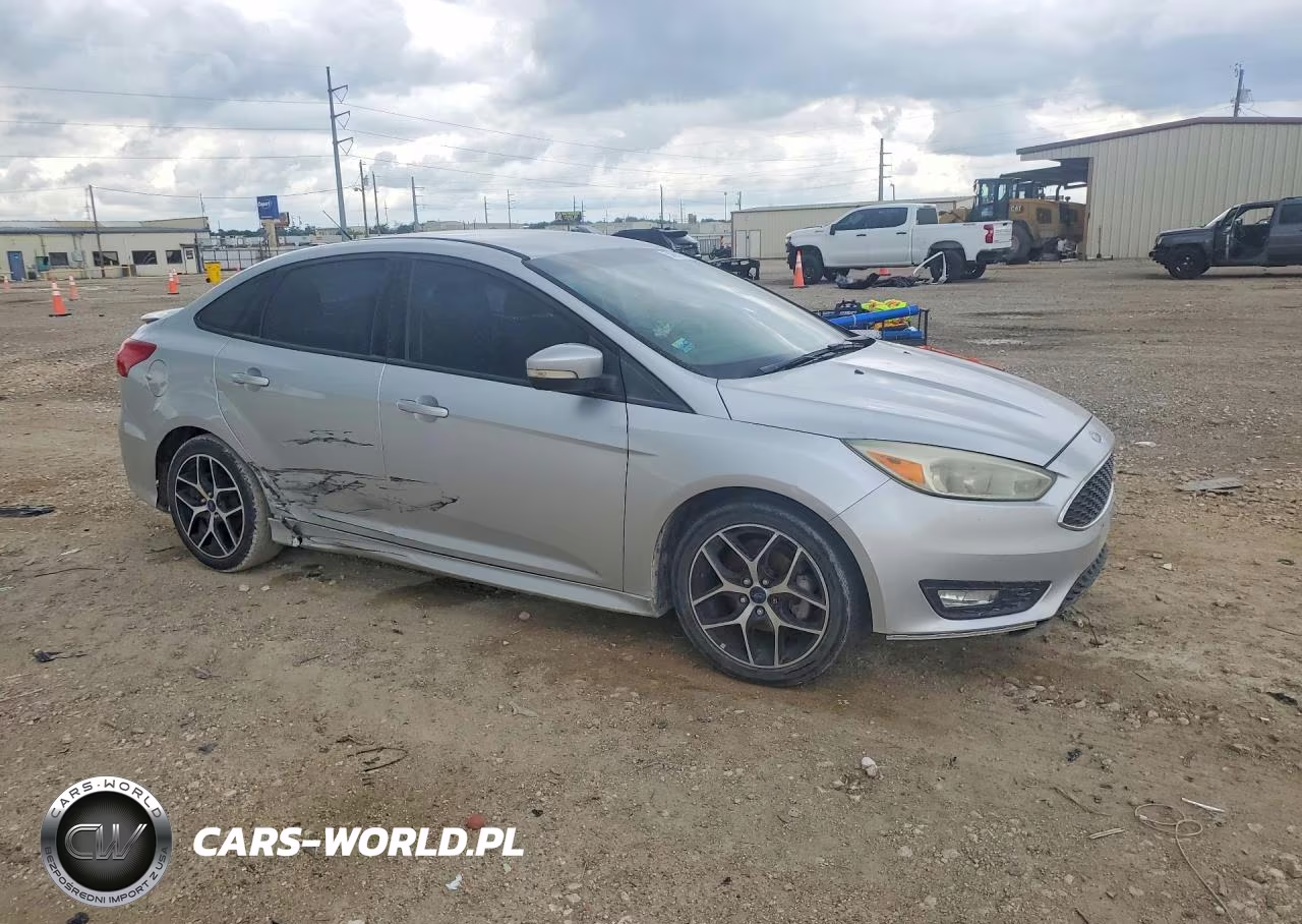 2016 Ford Focus Se VIN:1FADP3F27GL395221 - 4