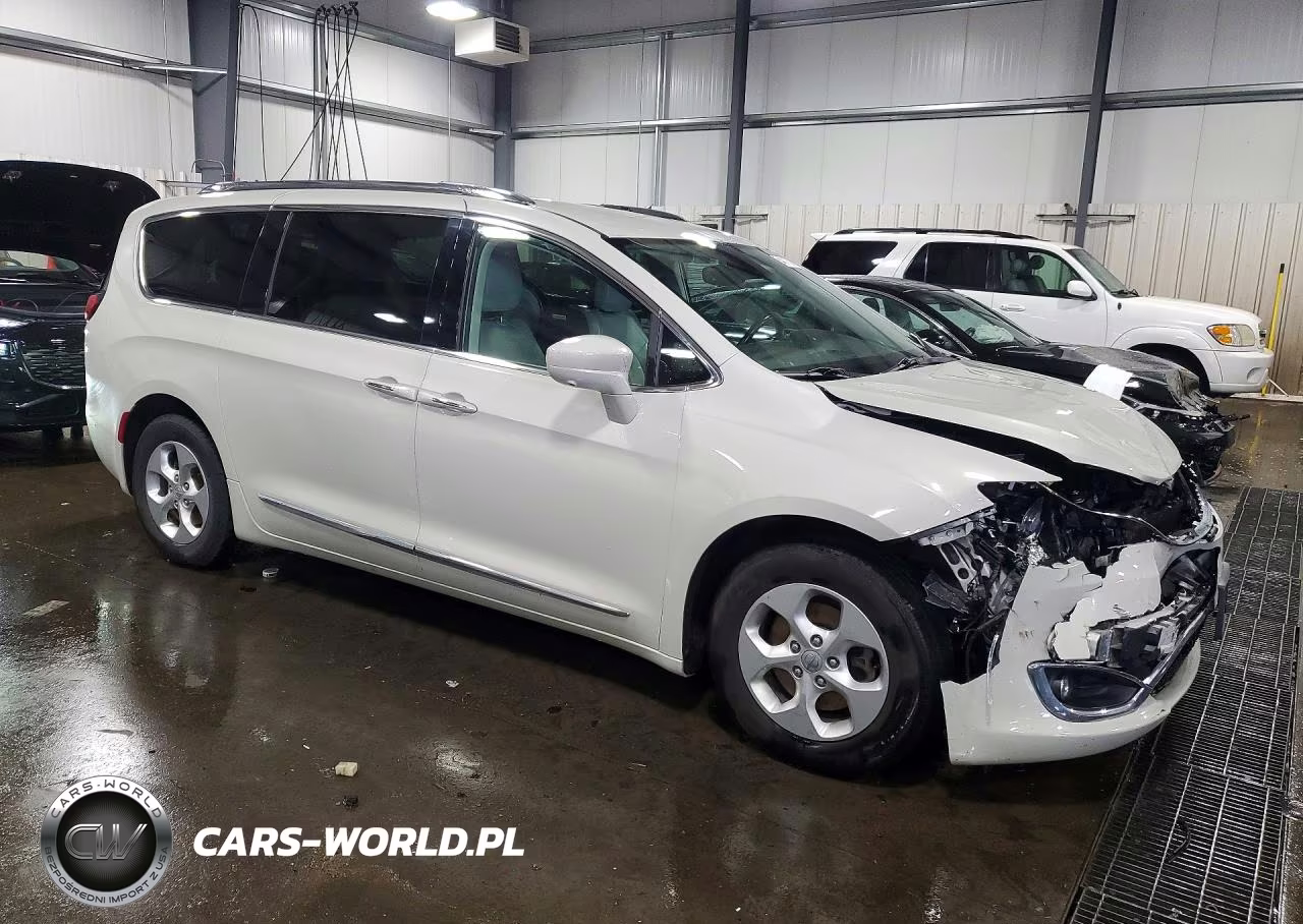 2017 Chrysler Pacifica Touring L Plus VIN:2C4RC1EG8HR659472 - 4