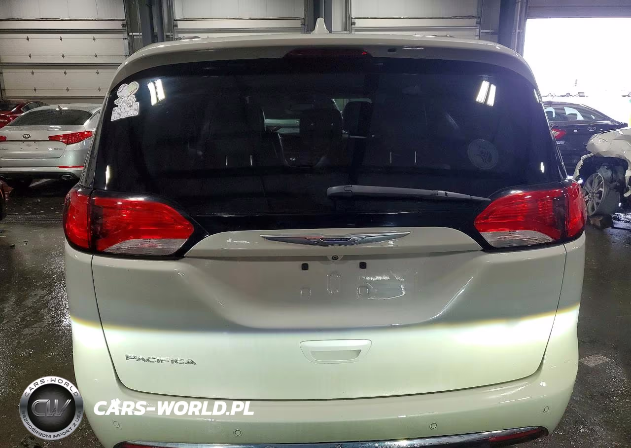 2017 Chrysler Pacifica Touring L Plus VIN:2C4RC1EG8HR659472 - 6