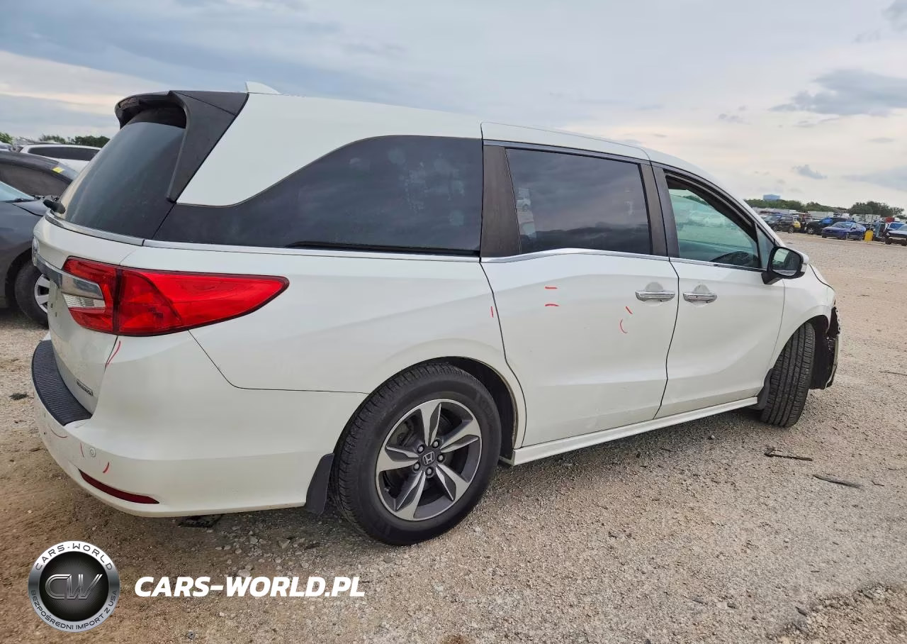 2018 Honda Odyssey Touring VIN:5FNRL6H89JB019449 - 3