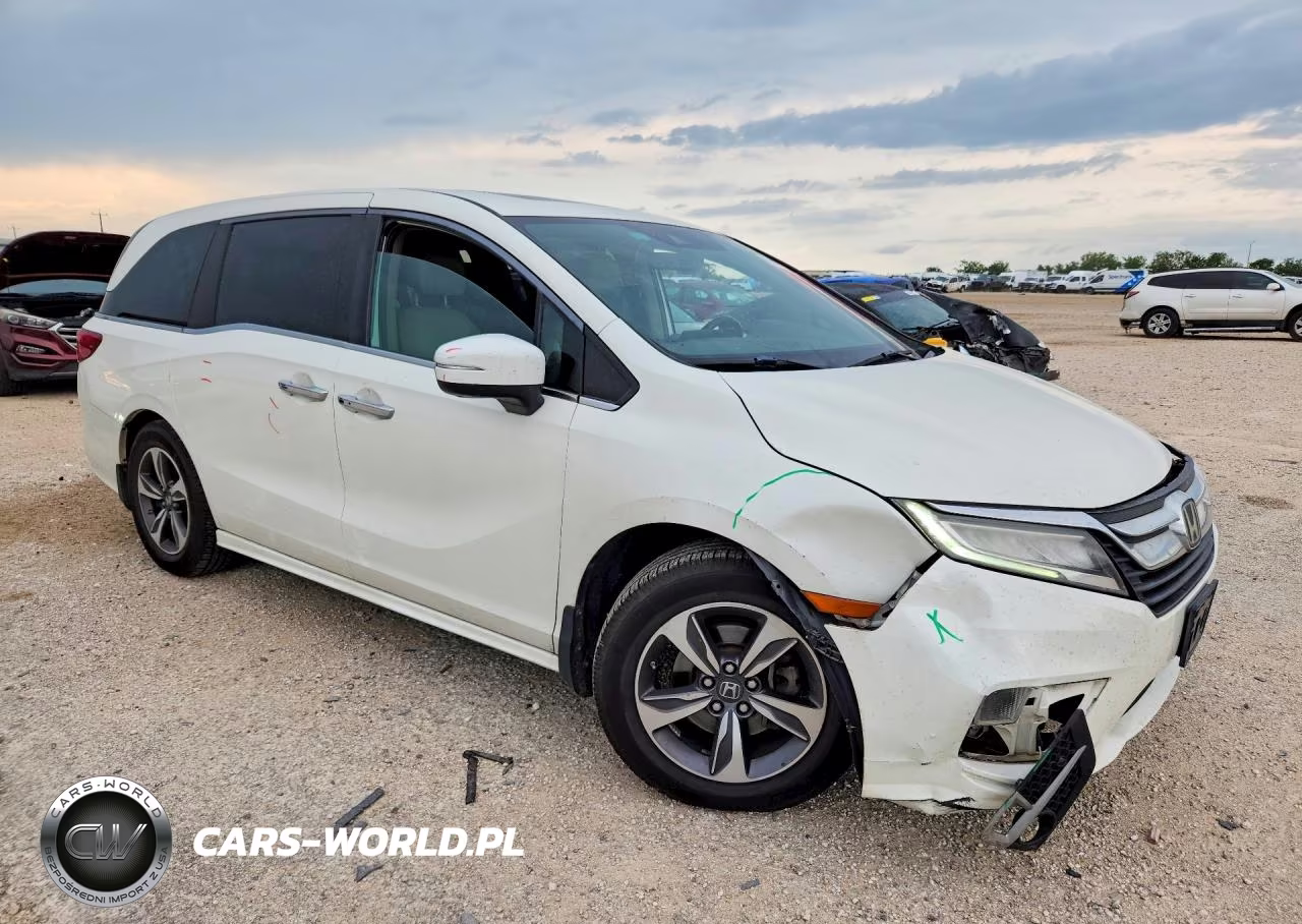 2018 Honda Odyssey Touring VIN:5FNRL6H89JB019449 - 4