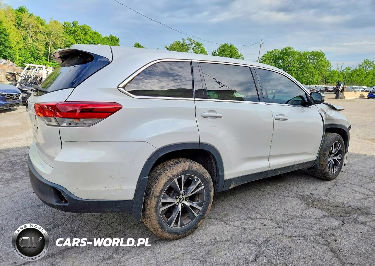 2019 Toyota Highlander Le Plus VIN:5TDBZRFH6KS993214 - 3