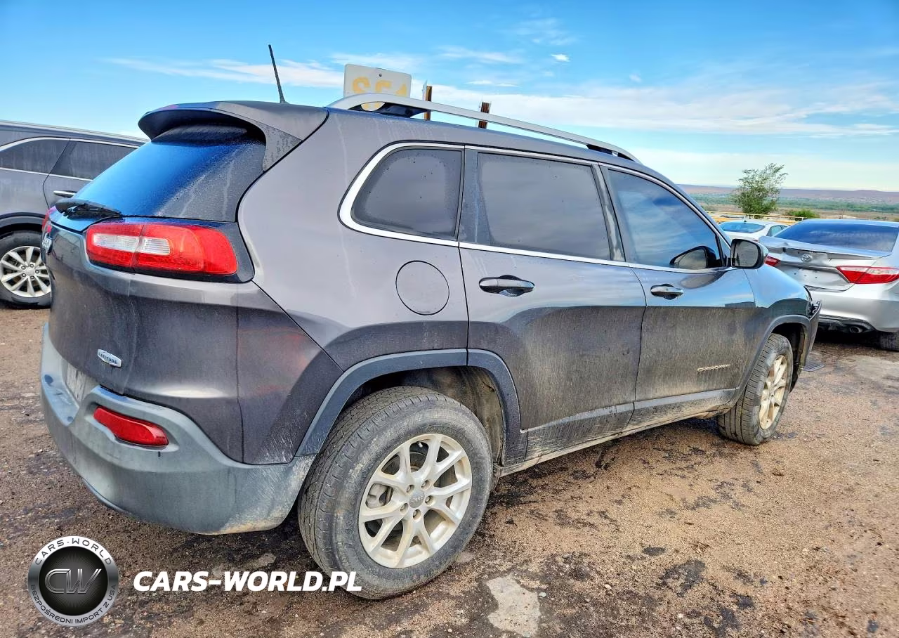 2018 Jeep Cherokee Latitude Plus VIN:1C4PJLLB3JD584592 - 3