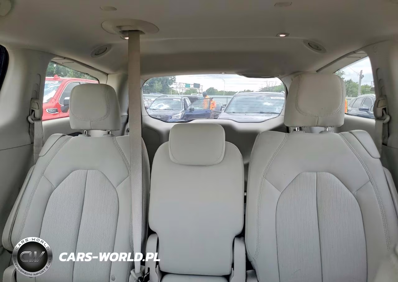 2017 Chrysler Pacifica Touring VIN:2C4RC1DG9HR553744 - 10