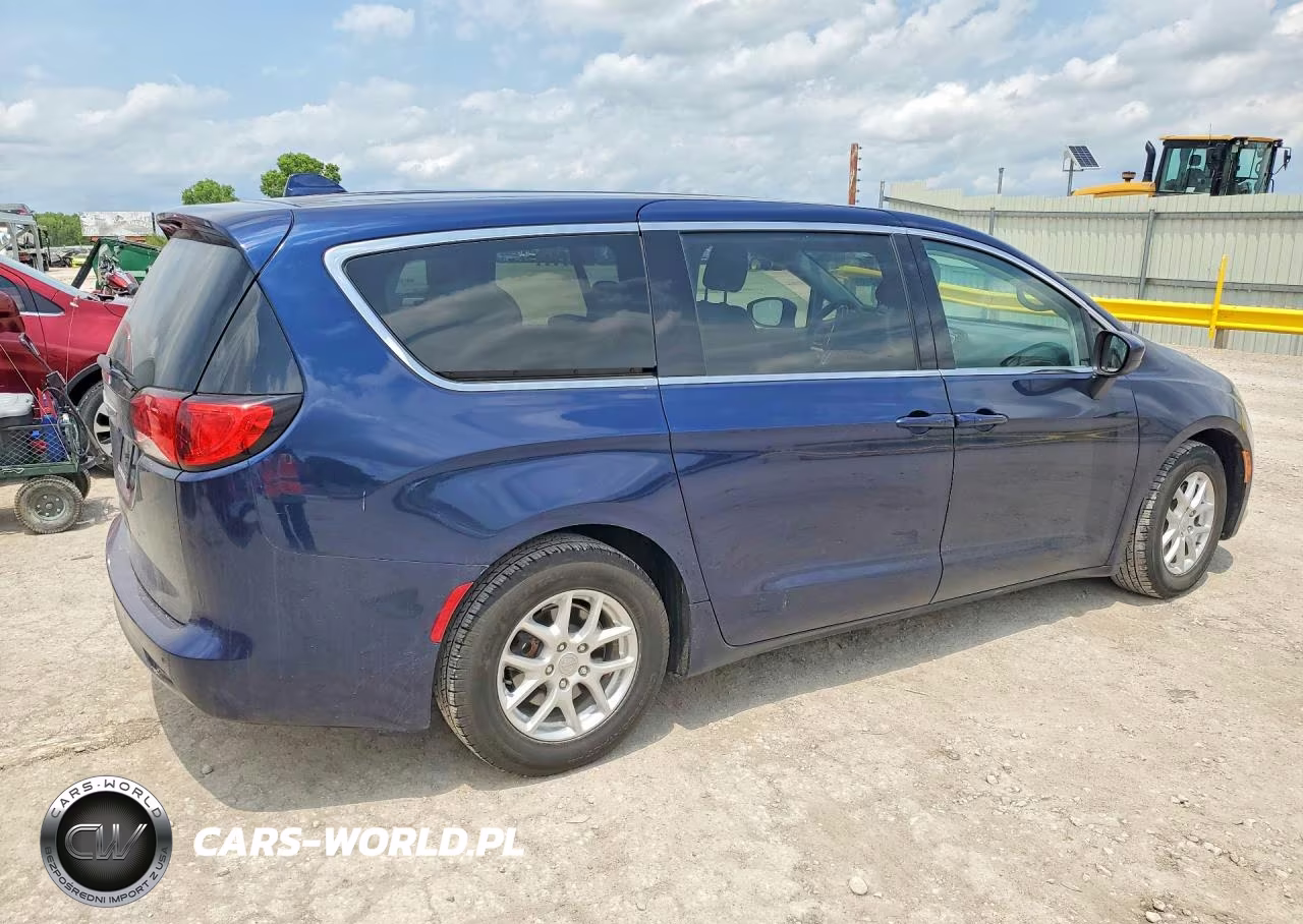 2017 Chrysler Pacifica Touring VIN:2C4RC1DG9HR553744 - 3