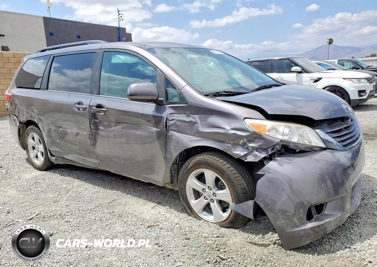 2017 Toyota Sienna Le VIN:5TDKZ3DC7HS774386 - 4