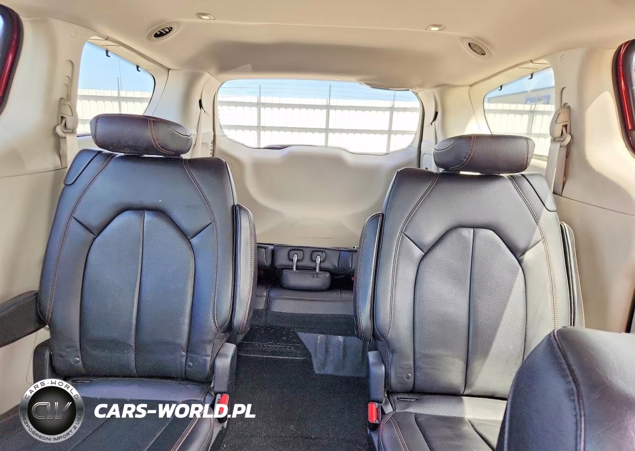 2018 Chrysler Pacifica Touring L VIN:2C4RC1BG8JR214112 - 10
