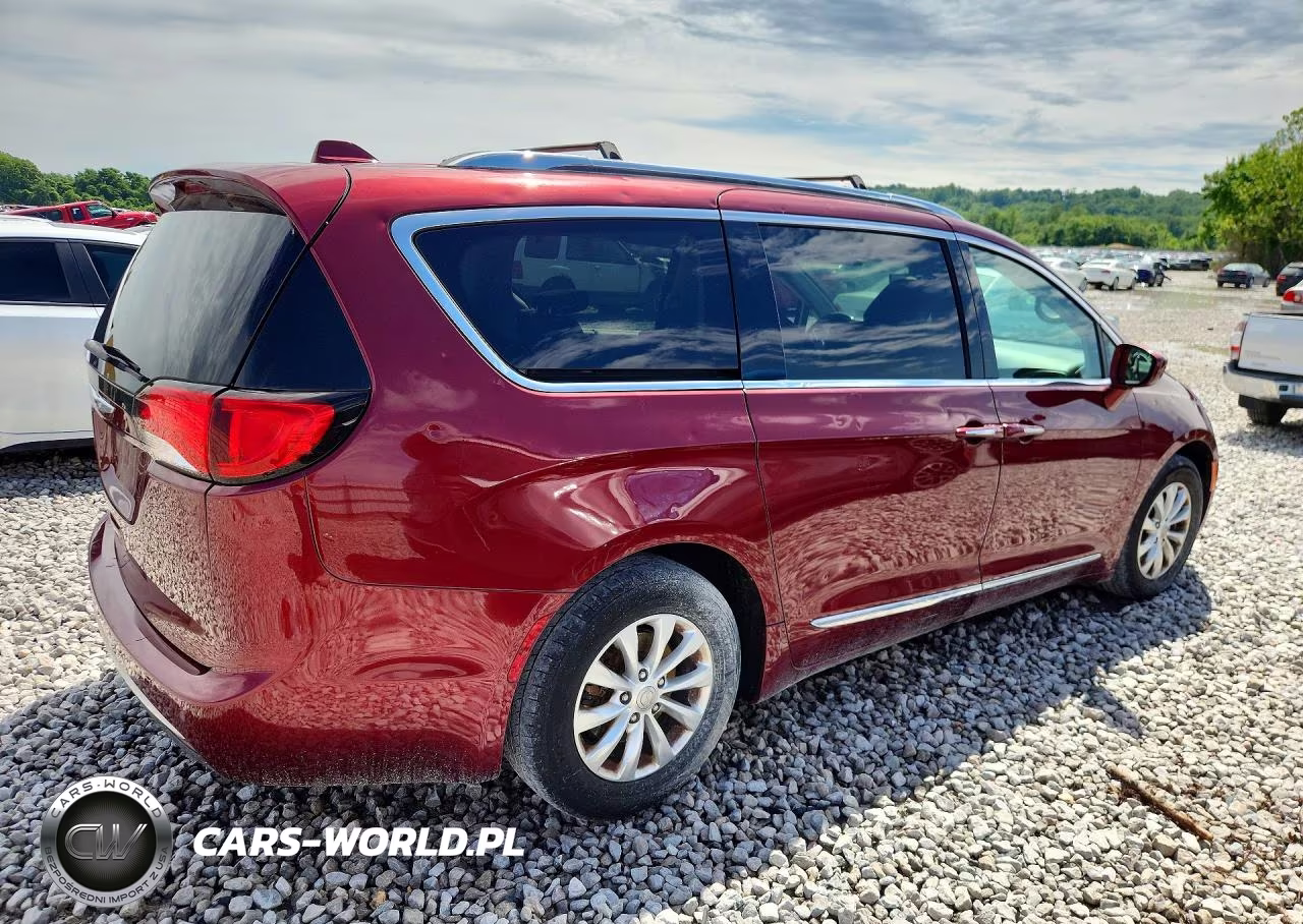 2018 Chrysler Pacifica Touring L VIN:2C4RC1BG8JR214112 - 3