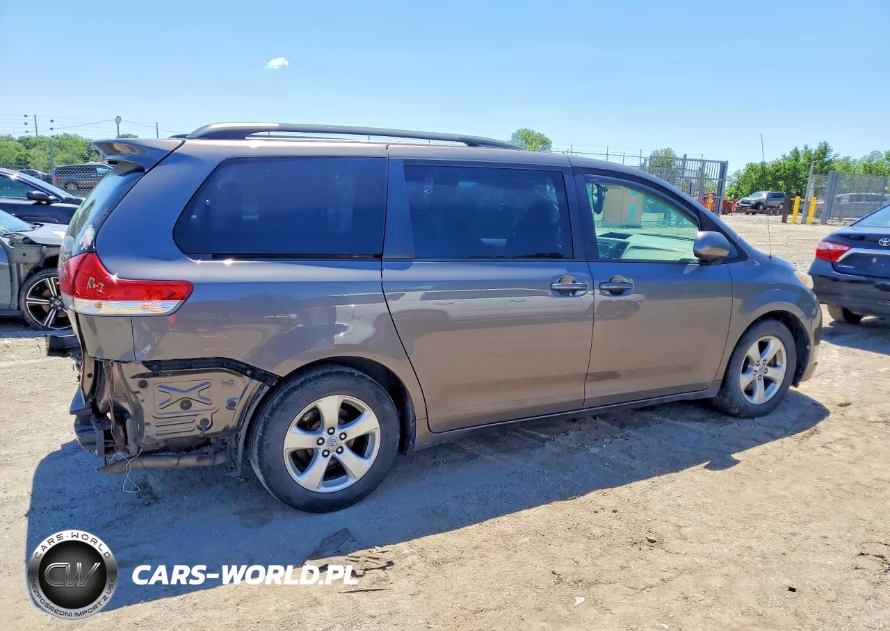2012 Toyota Sienna Le VIN:5TDKK3DC2CS263830 - 3