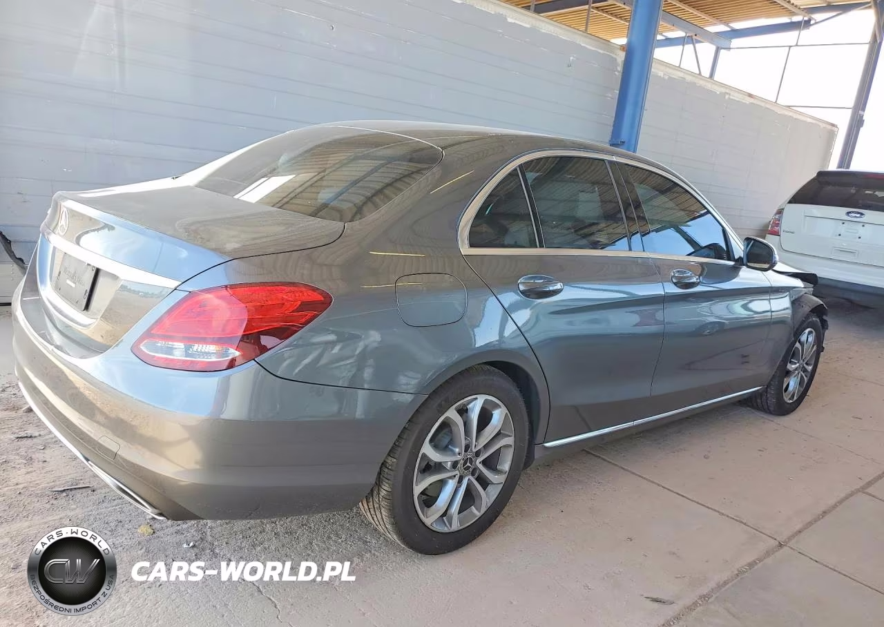 2018 Mercedes-Benz C 300 VIN:55SWF4JB3JU247496 - 3