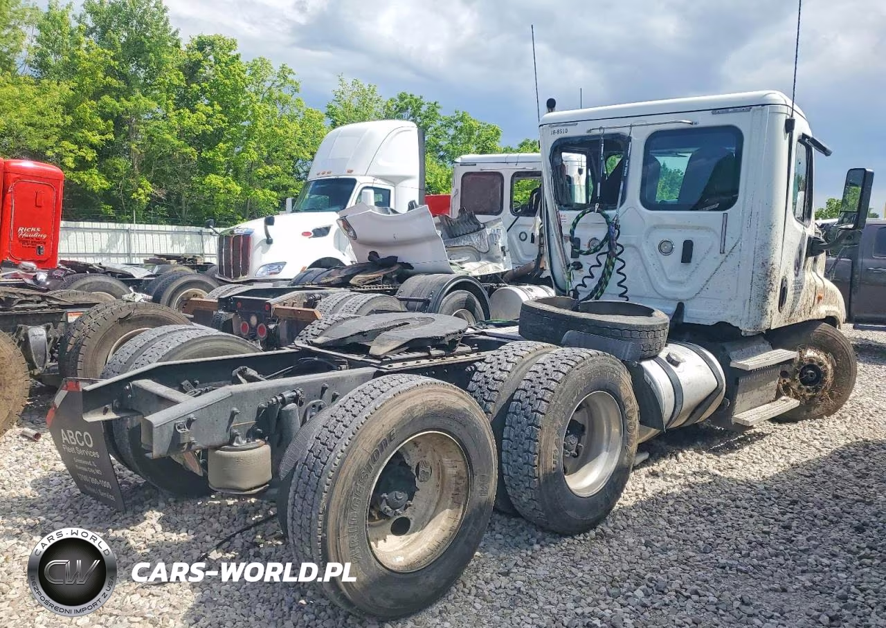 2018 Freightliner Cascadia 125 Semi Truck VIN:3AKJGEDV4JSJM8510 - 4