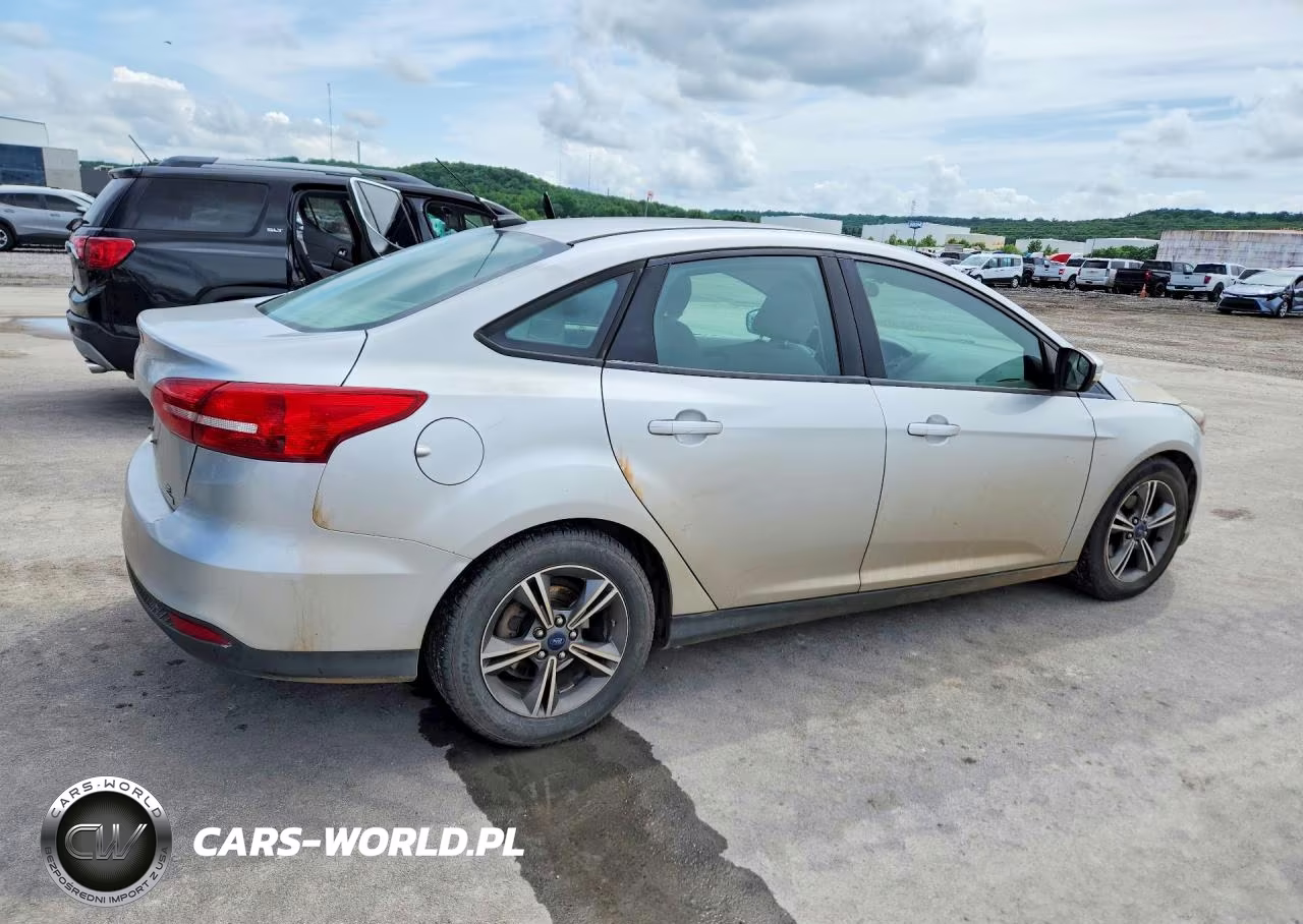2017 Ford Focus Se VIN:1FADP3FE2HL204784 - 3