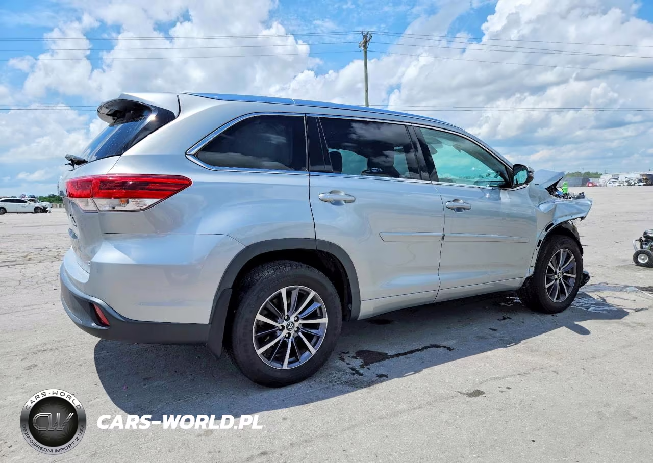 2018 Toyota Highlander Xle VIN:5TDKZRFHXJS257875 - 3