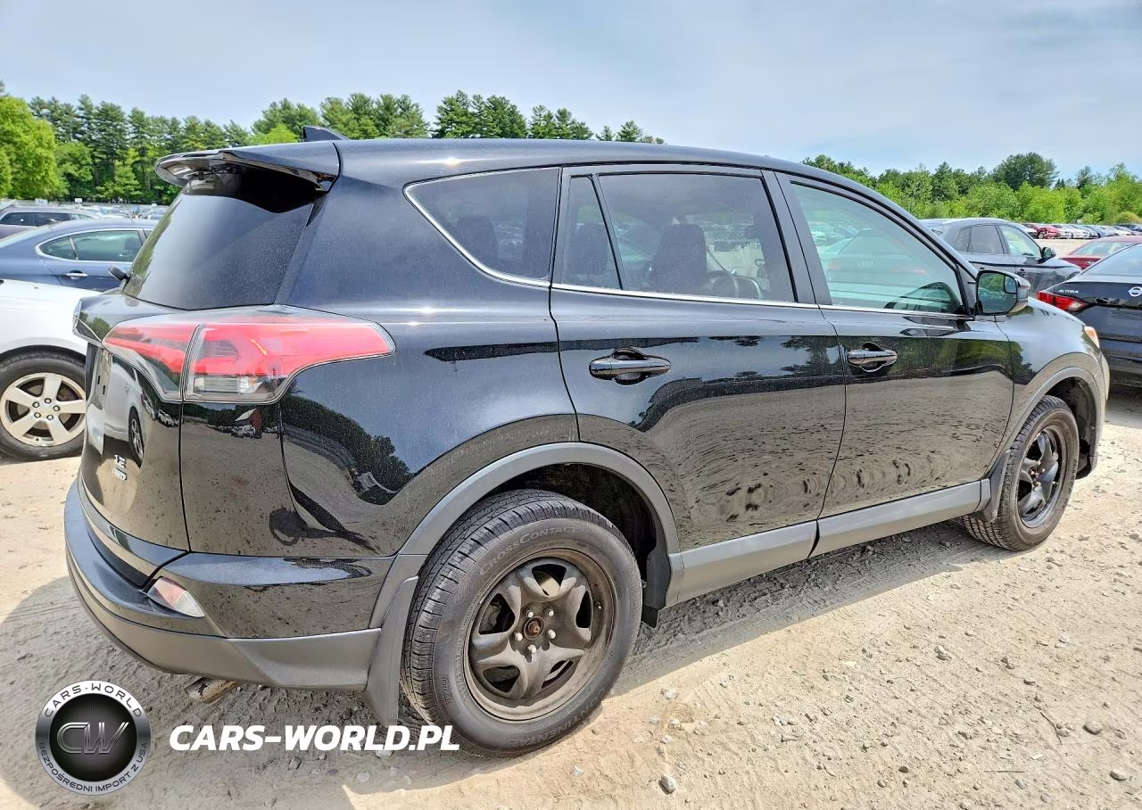 2018 Toyota Rav4 Le VIN:2T3BFREV6JW713093 - 3