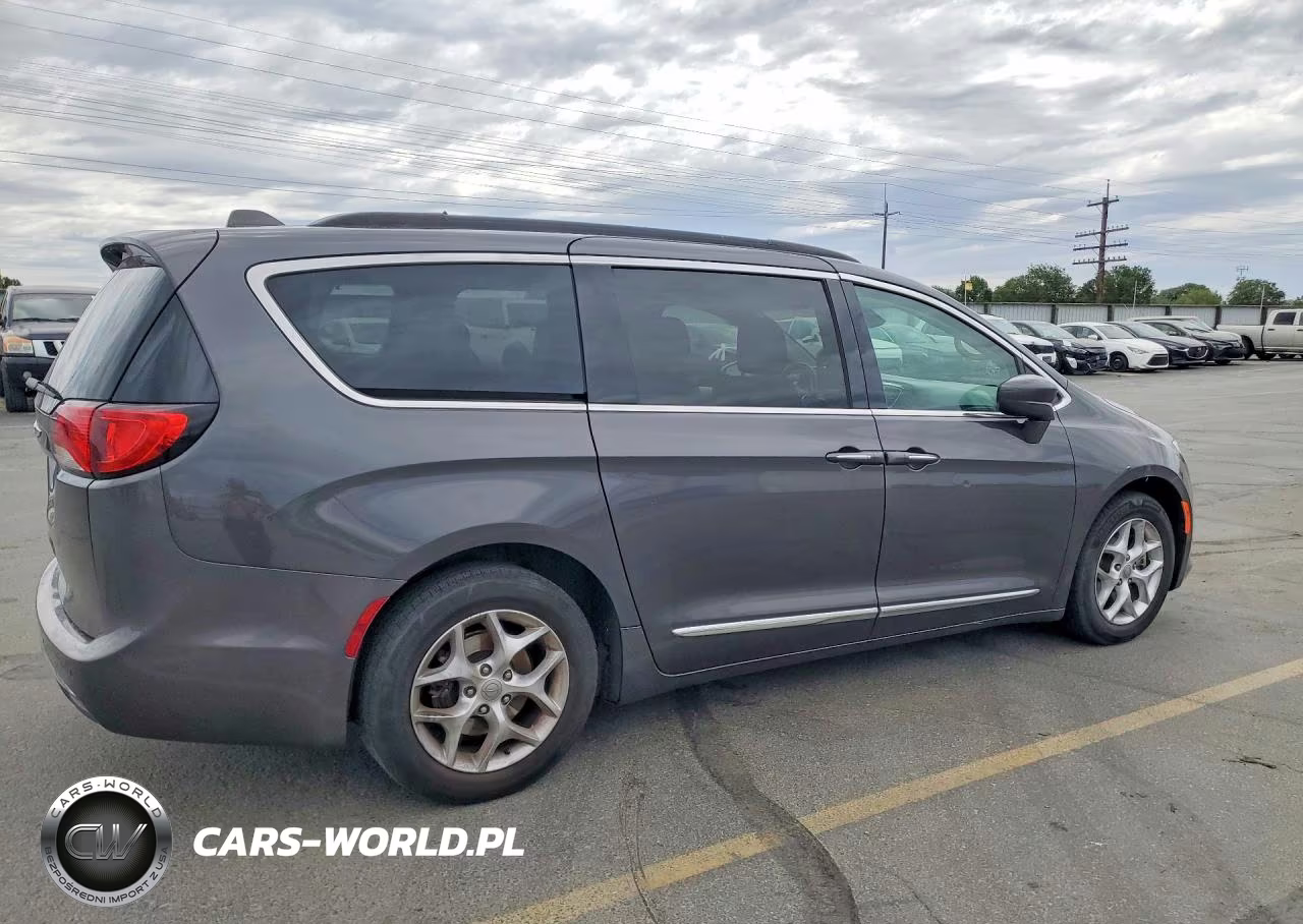 2017 Chrysler Pacifica Touring L VIN:2C4RC1BG0HR803858 - 3