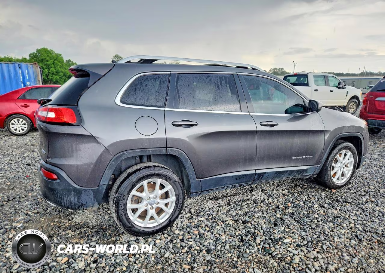 2015 Jeep Cherokee Latitude VIN:1C4PJLCS2FW631221 - 3