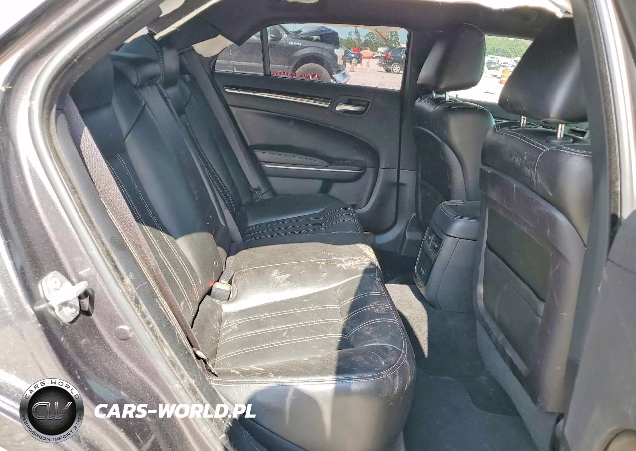 2019 Chrysler 300 S VIN:2C3CCABG2KH686520 - 10