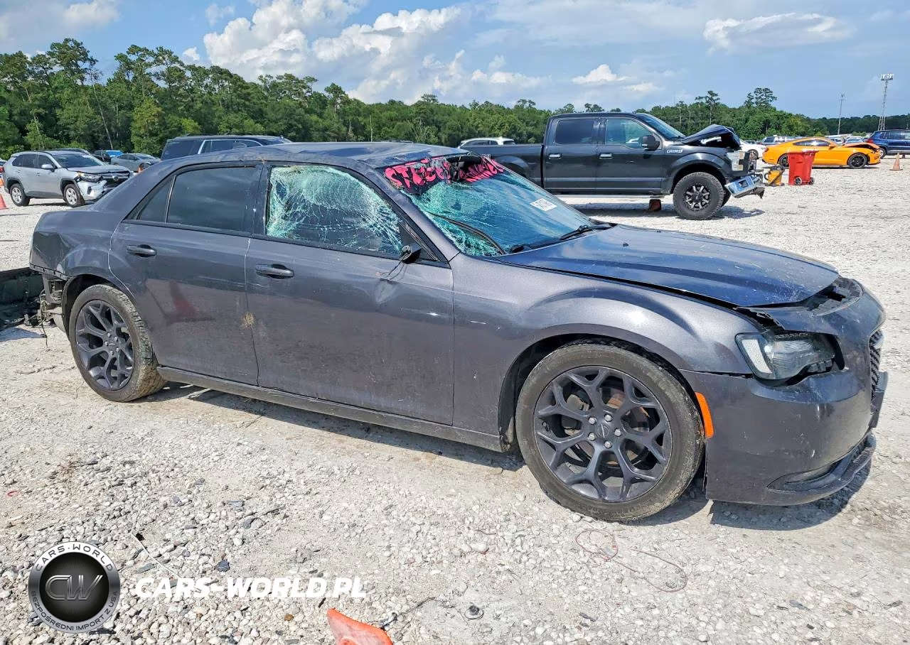 2019 Chrysler 300 S VIN:2C3CCABG2KH686520 - 4