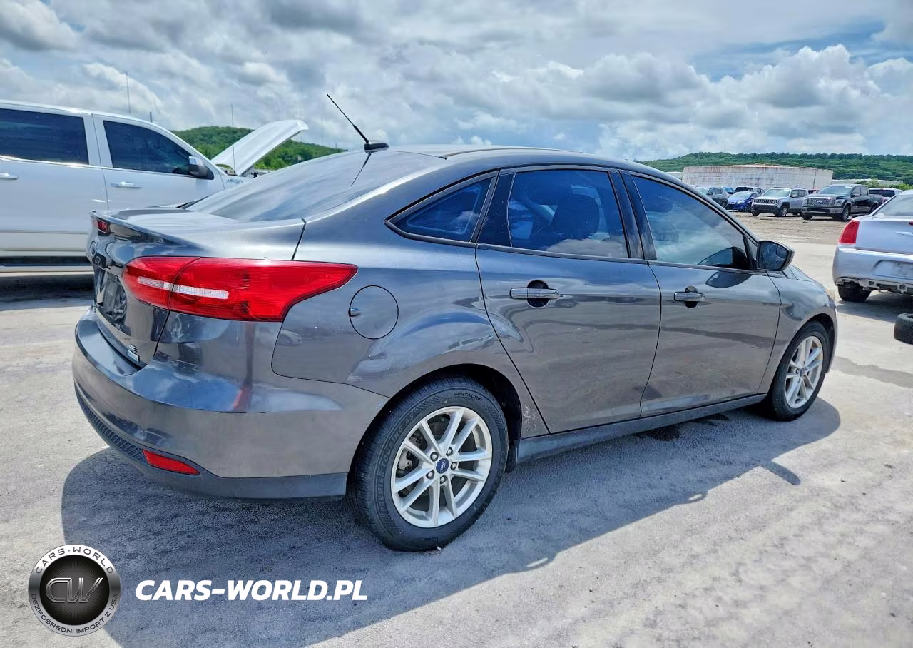 2018 Ford Focus Se VIN:1FADP3FE0JL321821 - 3