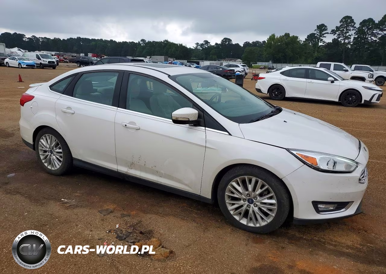2016 Ford Focus Titanium VIN:1FADP3J27GL369208 - 4