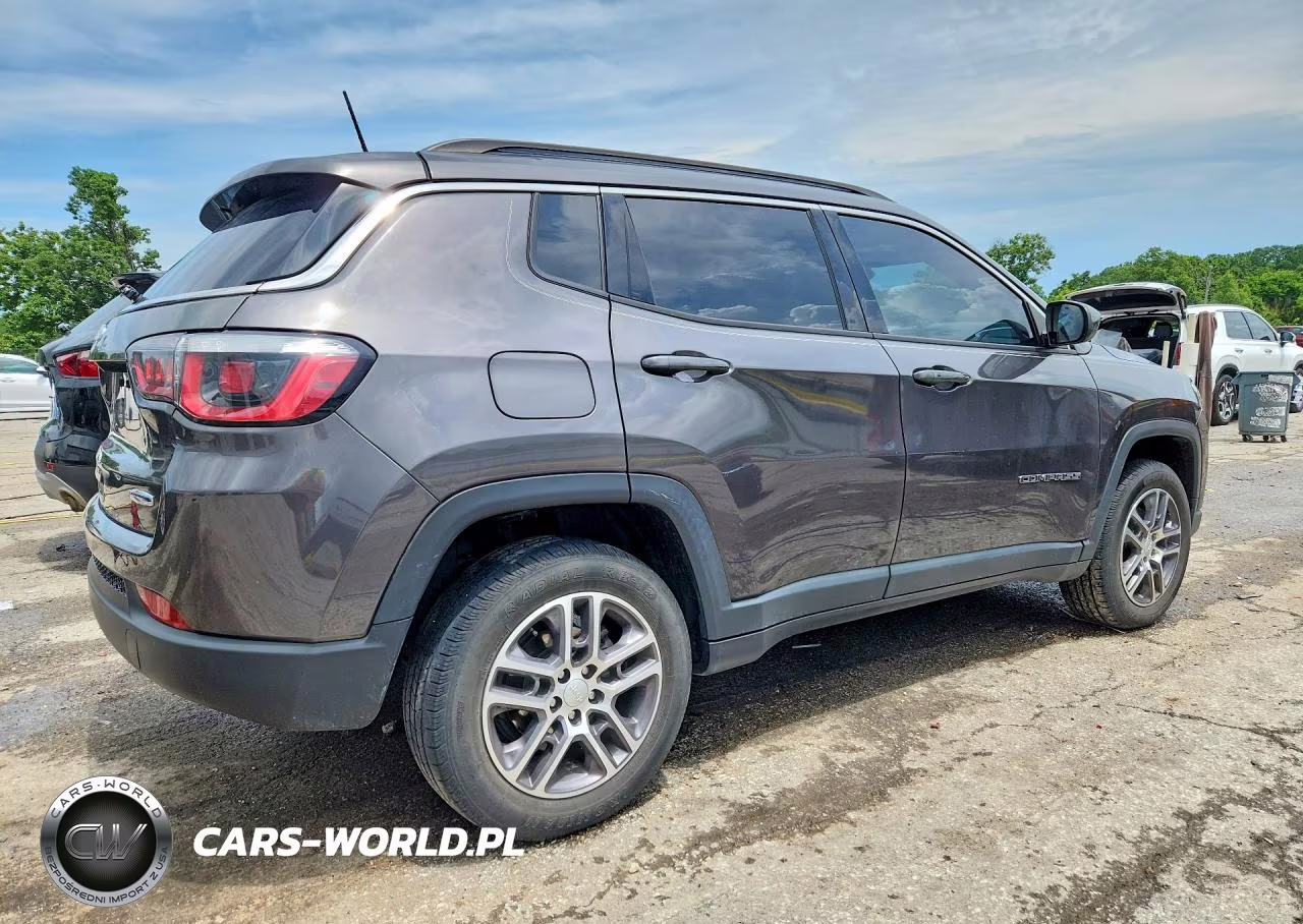 2018 Jeep Compass Latitude VIN:3C4NJDBB0JT246298 - 3