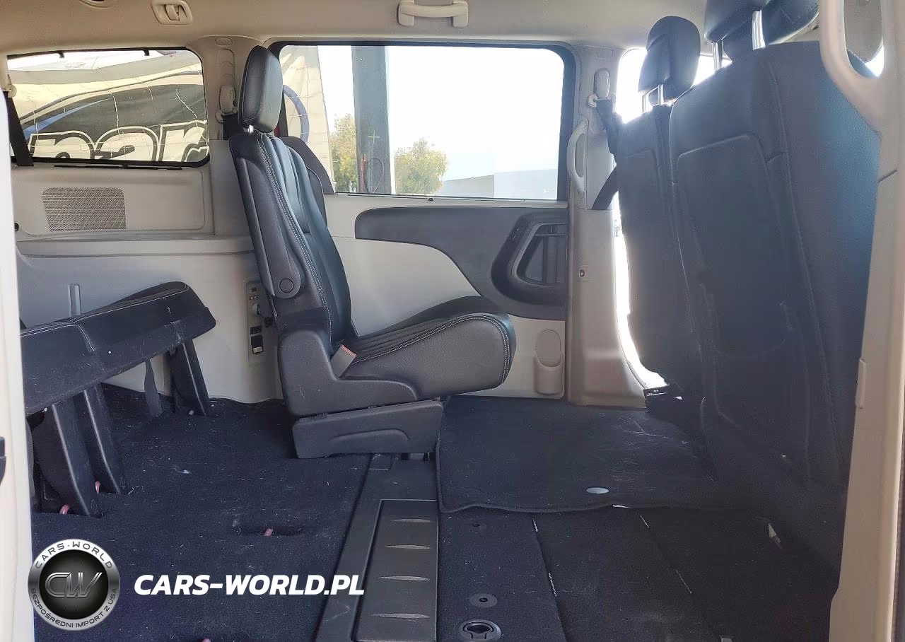 2016 Chrysler Town & Country Touring VIN:2C4RC1BG8GR239665 - 11