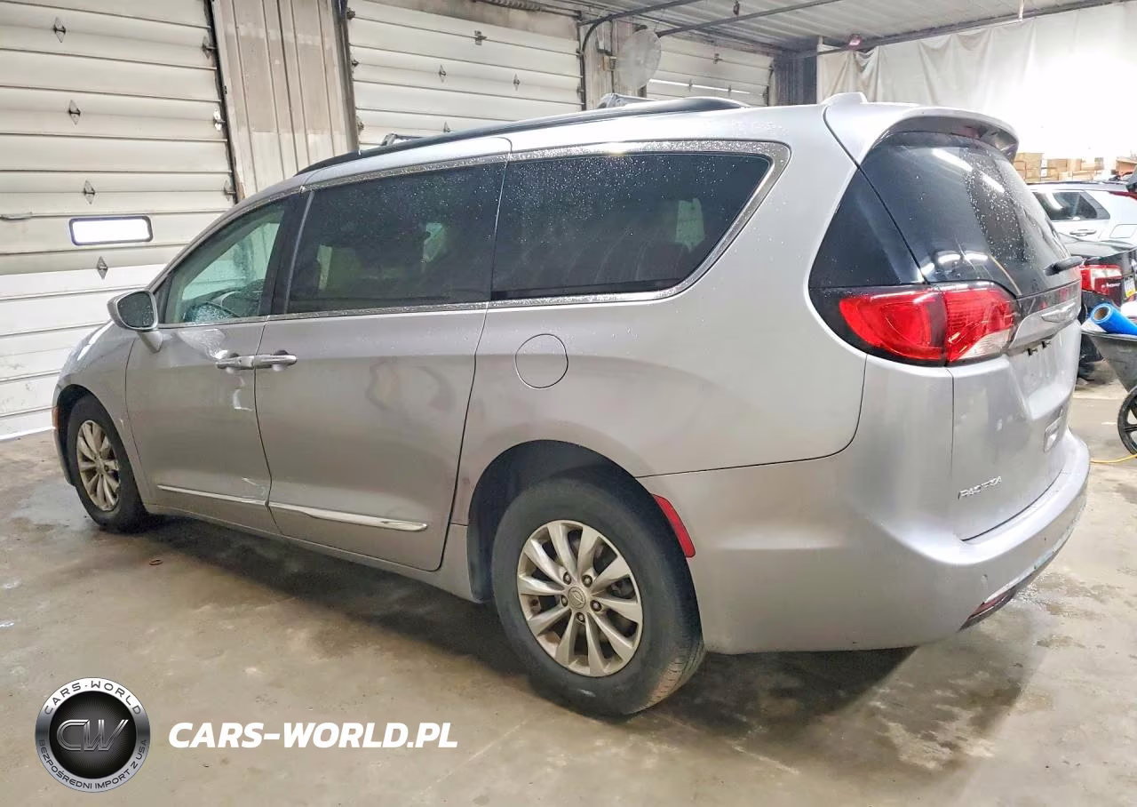 2017 Chrysler Pacifica Touring L VIN:2C4RC1BG7HR560727 - 2