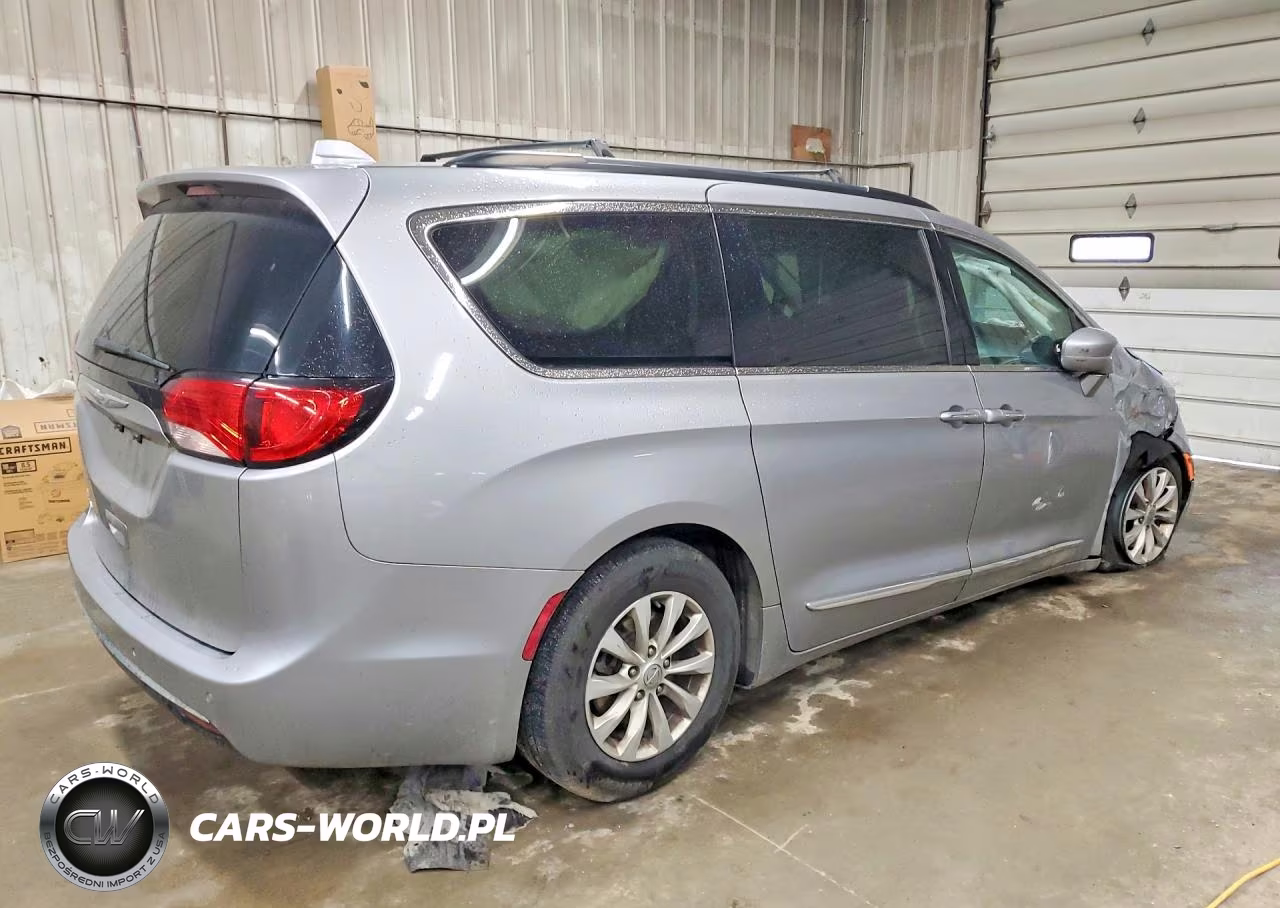 2017 Chrysler Pacifica Touring L VIN:2C4RC1BG7HR560727 - 3