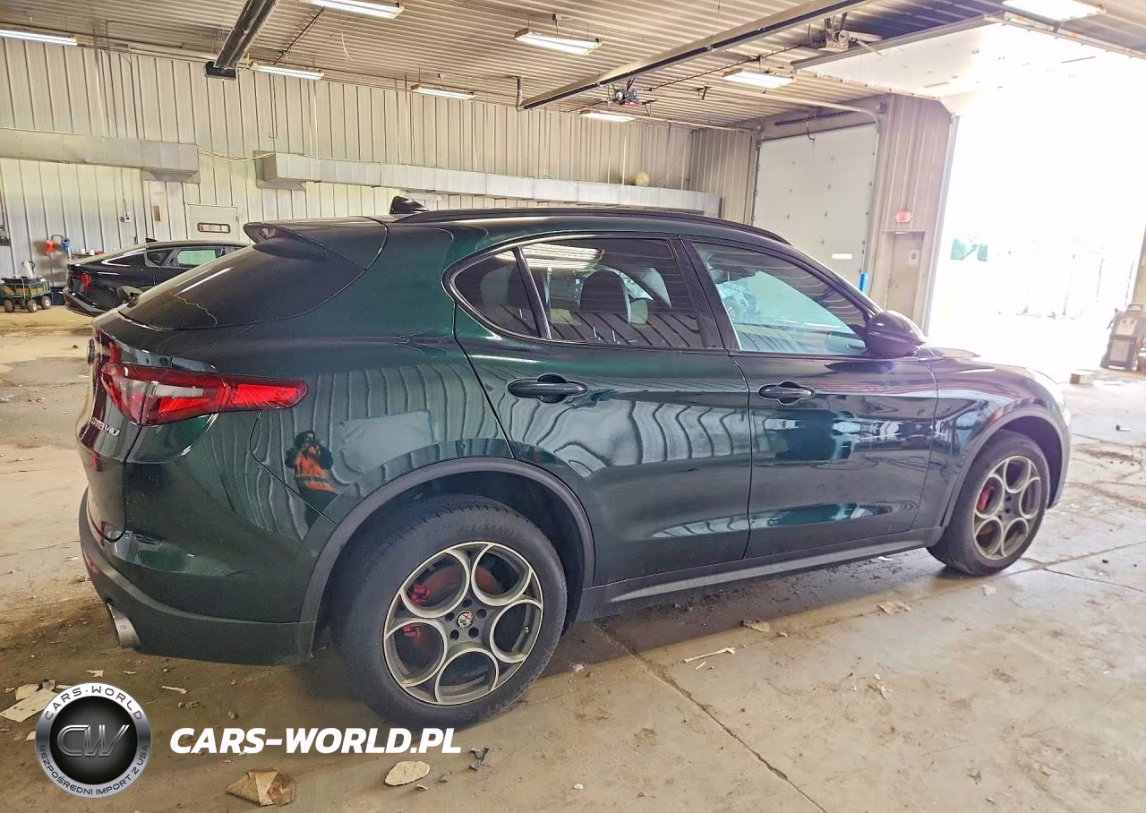 2018 Alfa Romeo Stelvio Sport VIN:ZASFAKPN4J7C15305 - 3