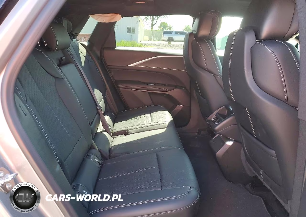 2025 Cadillac Lyriq Luxury VIN:1GYKPNRL5SZ317201 - 11
