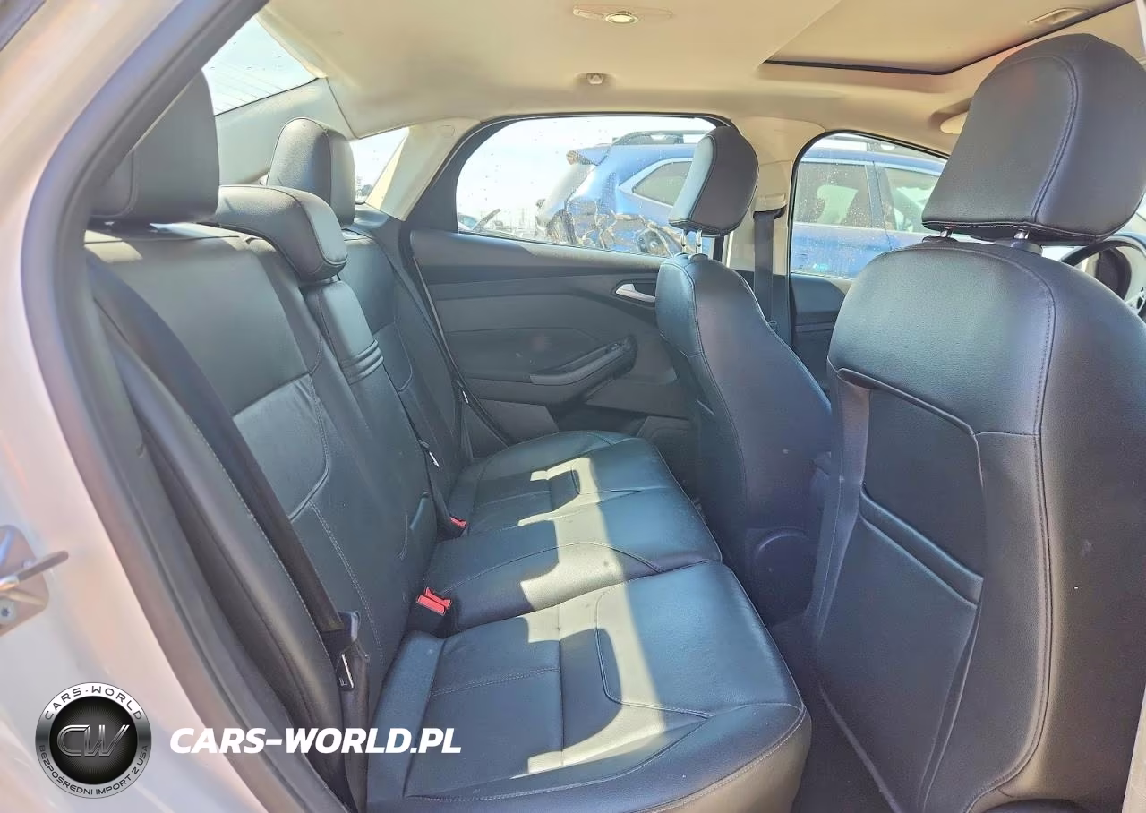 2015 Ford Focus Titanium VIN:1FADP3J27FL273934 - 10