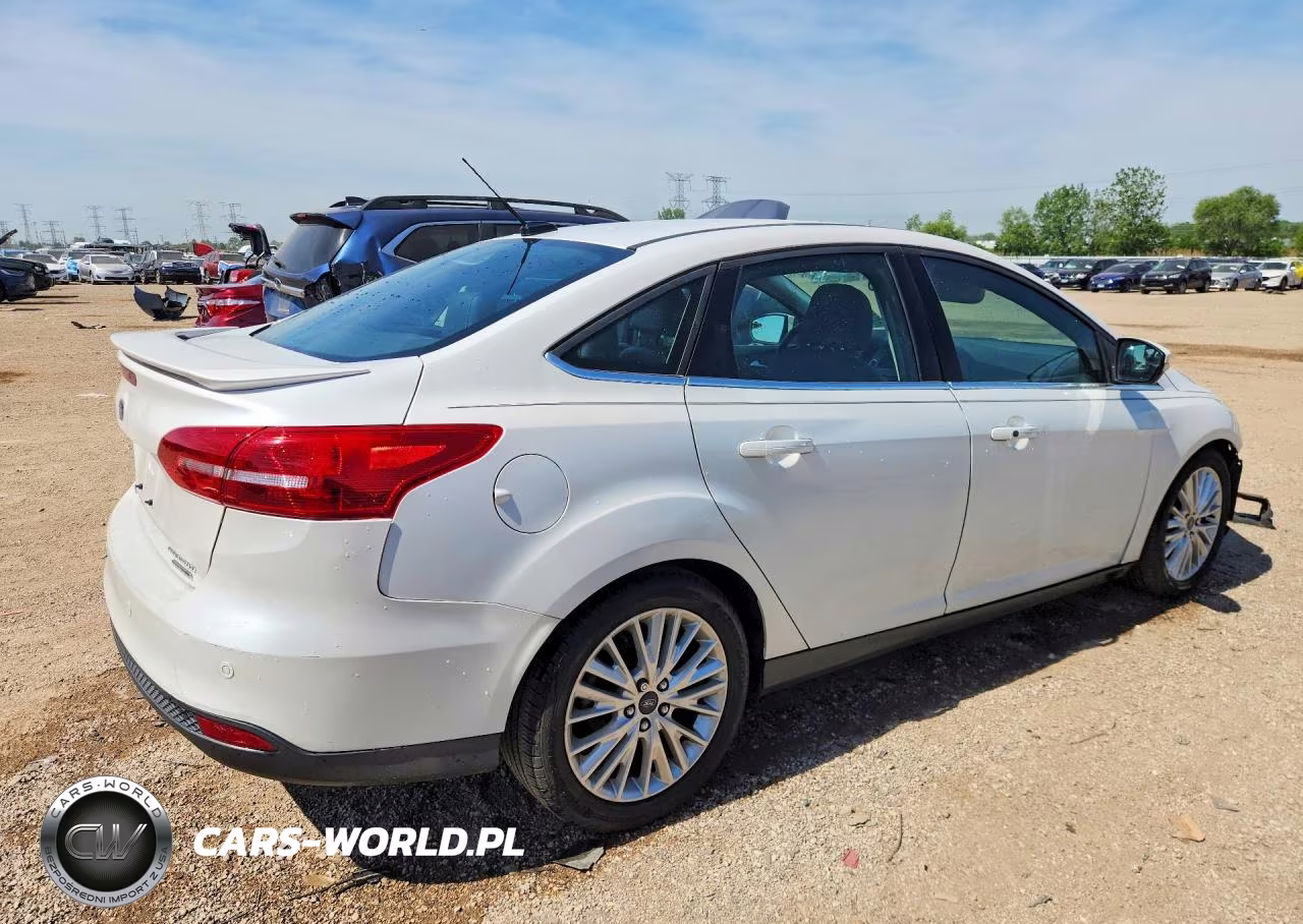 2015 Ford Focus Titanium VIN:1FADP3J27FL273934 - 3