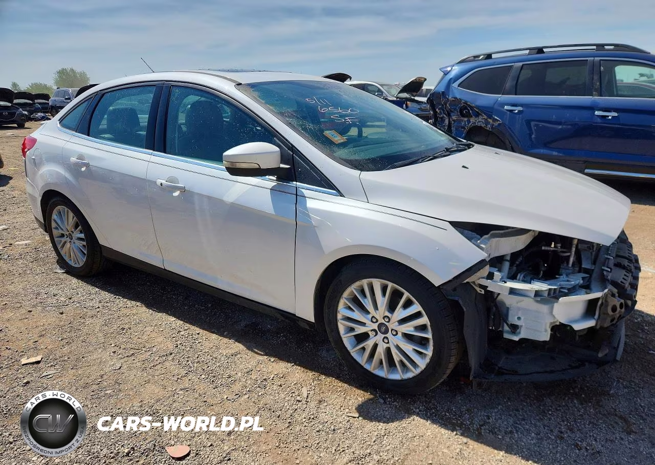 2015 Ford Focus Titanium VIN:1FADP3J27FL273934 - 4