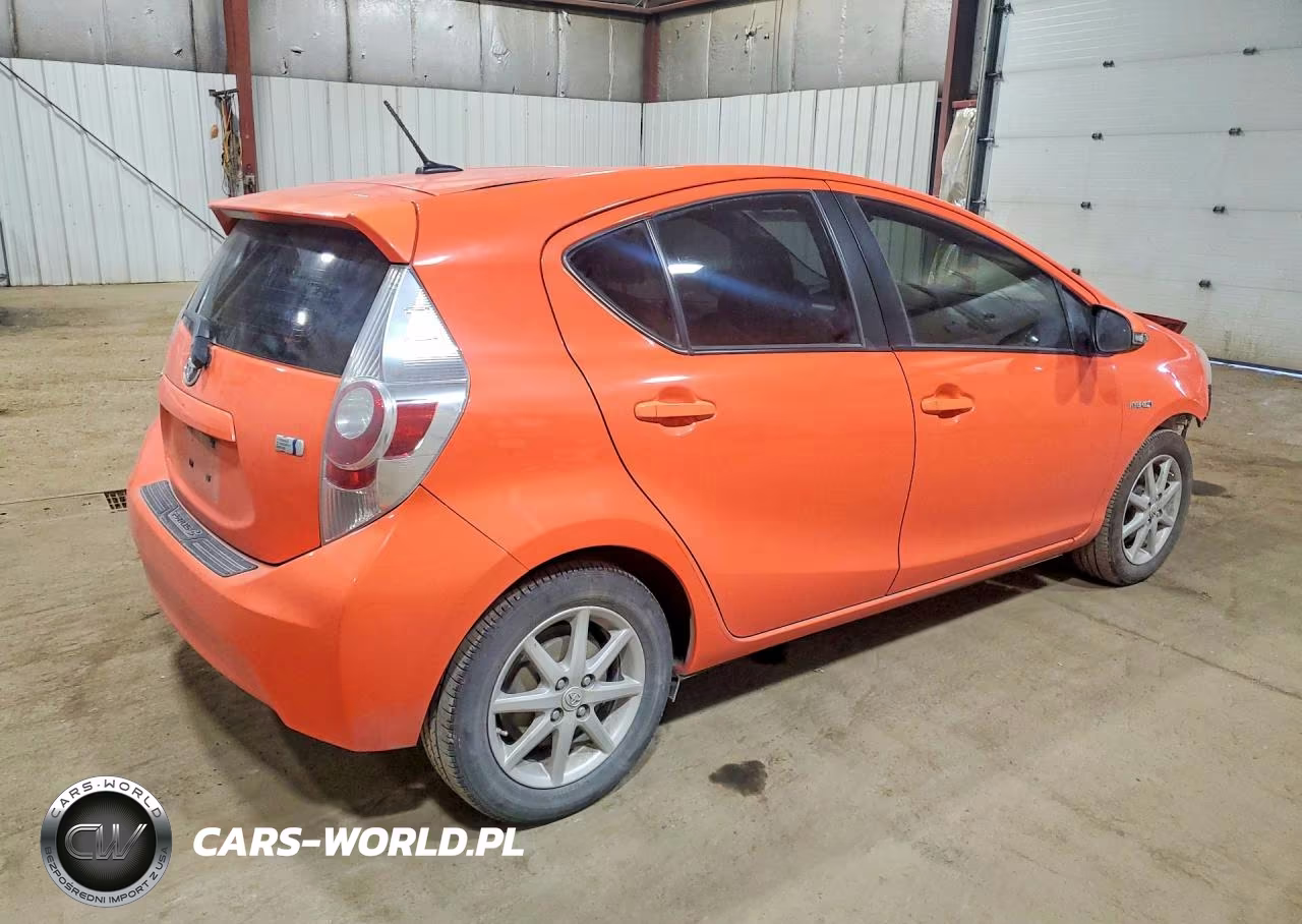 2013 Toyota Prius C Three VIN:JTDKDTB39D1050157 - 3